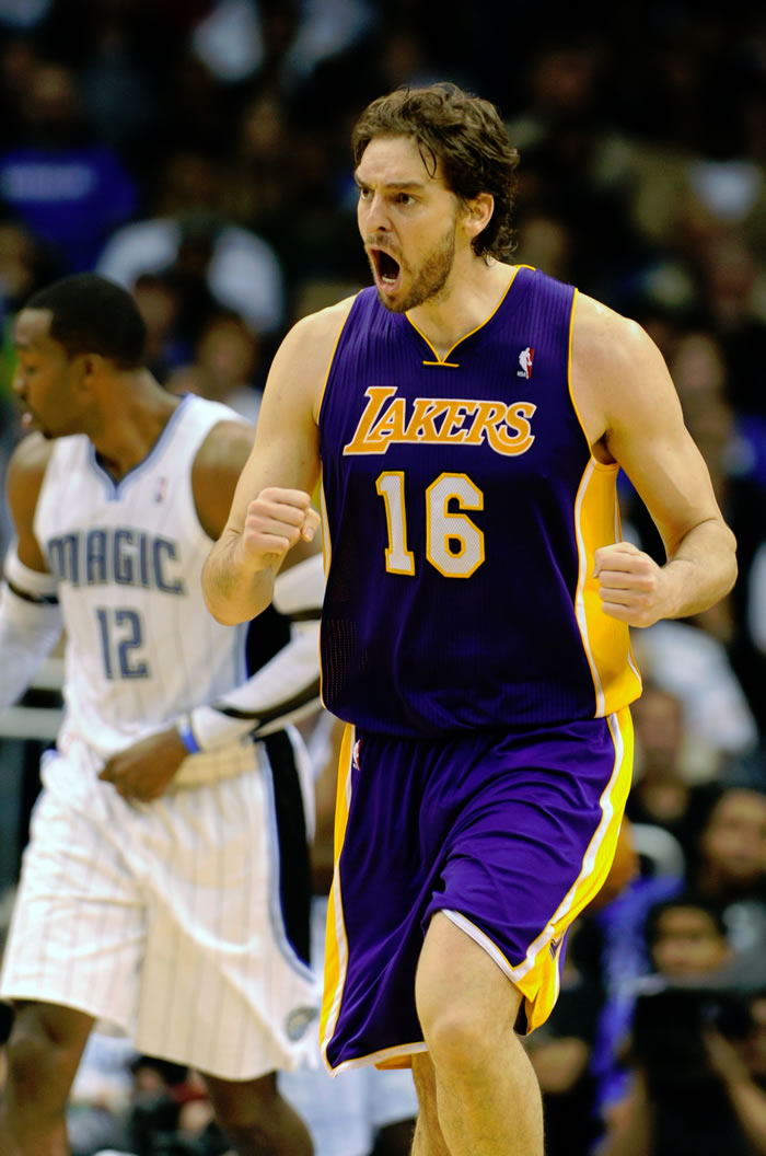 Howard ofreció sus servicios a los Lakers con un doble-doble