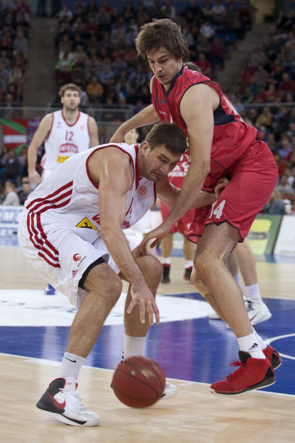 Bjelica y Shawn James, comparten el MVP de Euroliga