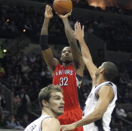 Duncan y compañía cortan la racha triunfal de los Raptors