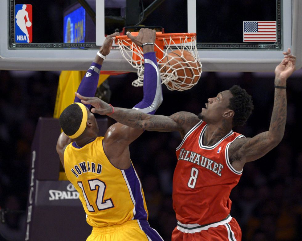Bryant y Howard hacen carburar a los Lakers frente a los Bucks