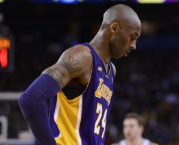 Kobe Bryant, en muletas con un espolón óseo... y Nash lesionado