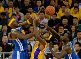 Gasol funciona, Kobe Bryant no
está listo... y los Lakers fracasan