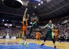 Sato ilumina al Valencia y detiene la reacción del Unicaja
