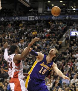 Los Angeles Lakers remonta a Toronto y suma segundo triunfo