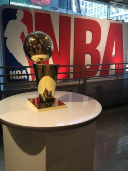 Ven a ver el trofeo de la NBA el viernes a la redacción de AS