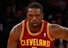Luol Deng, ganador del premio comunitario J. Walter Kennedy