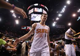 Los Suns sufren la brecha Oeste-Este: fuera con 48 victorias