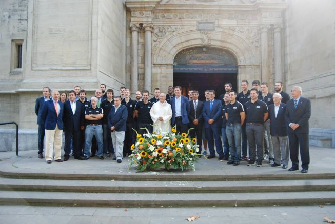 Ofrenda floral del Bilbao Basket a la Basílica de Begoña