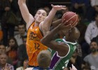 El Unicaja arrasa en el duelo de aspirantes con el Valencia