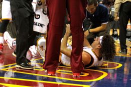 El pívot de los Cleveland Cavs, Anderson Varejão, se rompió el tendón de aquiles y se pierde lo que queda de temporada de la NBA.