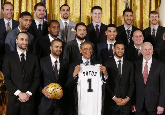 Barack Obama recibe a los San Antonio Spurs en la Casa Blanca