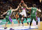 Unicaja pasa por encima del Baskonia en el primer asalto