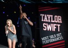 Kobe sorprende a Taylor Swift con su bandera en el Staple