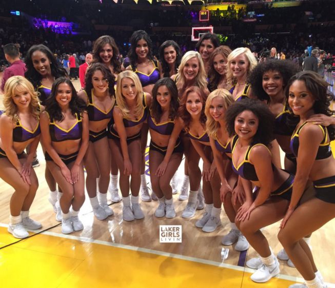 Las cheerleaders de los Lakers celebran la cuarta victoria