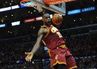 Golpe de autoridad de LeBron James (27) y sus Cavaliers