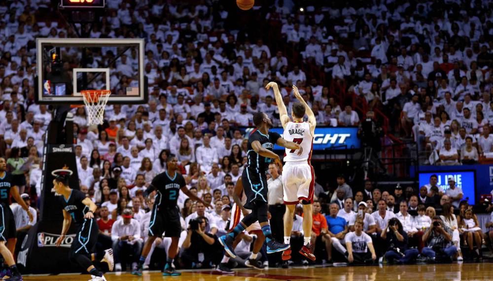 Dragic lanza a los Heat en un 'Game 7' horrible de Kemba