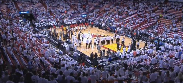 Raptors vs Heat: se enfadan con Wade por calentar durante el himno de Canadá.