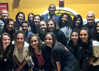 Kobe ayuda a la selección femenina de Afganistán