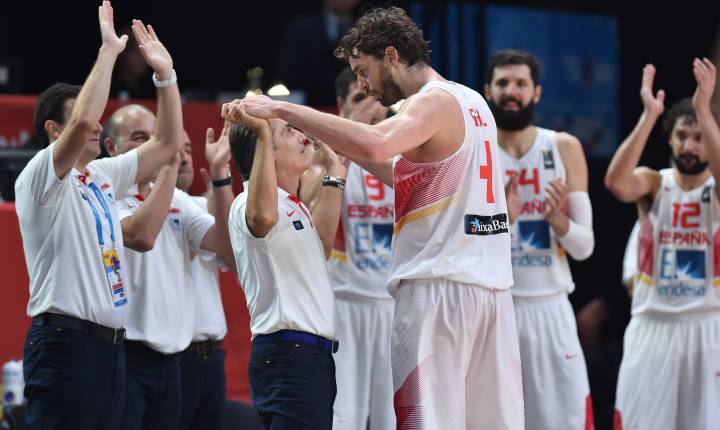 Sergio Scariolo y Pau Gasol se felicitan tras lograr el oro en el pasado Eurobasket