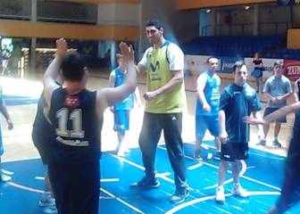 El NBA Enes Kanter visita Madrid y el Ramiro de Maeztu