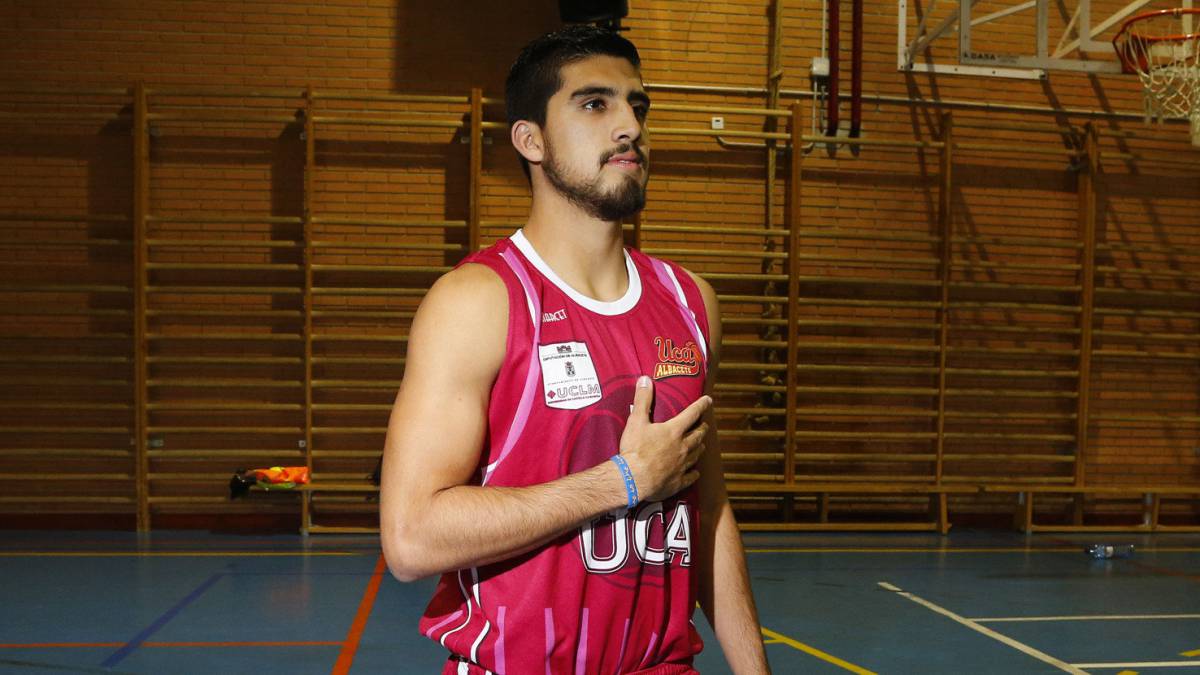  Isaac Conejo hijo del mítico portero costarricense del Albacete Balompié es jugador del CB UCA de Albacete.