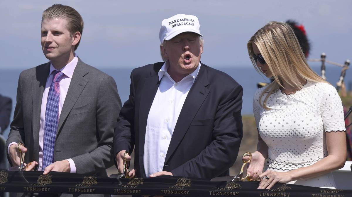 Donald Trump, con hijo Eric y su hija, Ivanka.