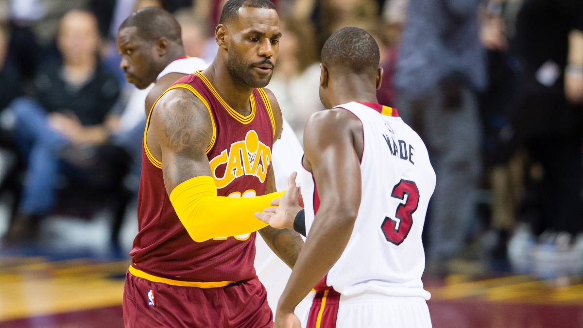 Lebron James cumple su apuesta y llega al United Center con el uniforme de  los Cachorros de Chicago