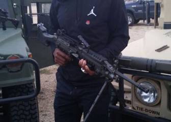 ¿Qué hace este ex NBA con una ametralladora?