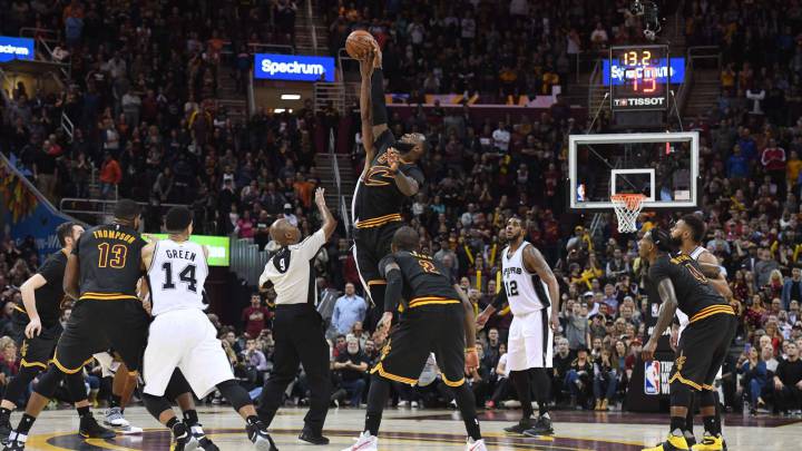 LeBron James y Kawhi Leonard saltan por un balón durante el Cavs-Spurs.
