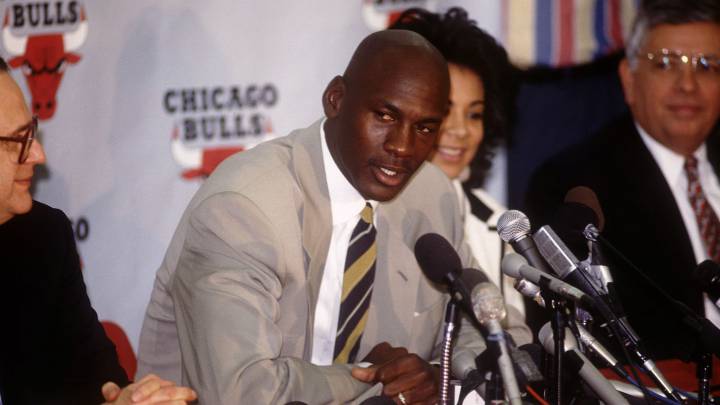 Michael Jordan, durante la rueda de prensa en la que anunció su primera retirada.