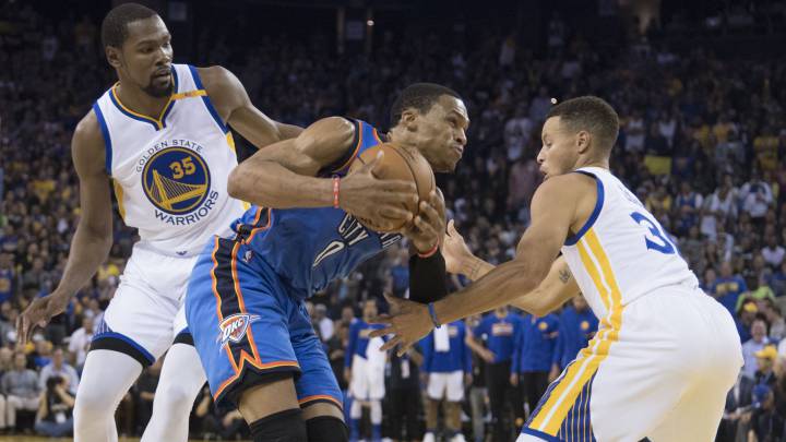 Warriors vs Thunder: Russell Westbrook trata de progresar ante Kevin Durant y Stephen Curry.