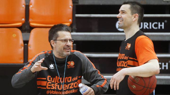 Pedro Martínez conversa con el capitán del Valencia Basket, Rafa Martínez.