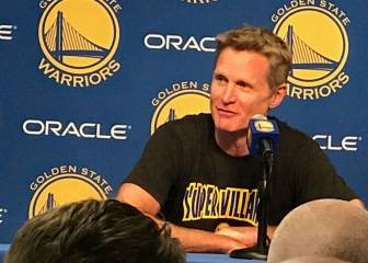 Kerr sale a rueda de prensa con una camiseta de 'Supervillanos'