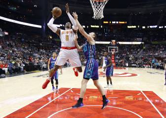Juancho sigue creciendo y los Hawks se aseguran el 5º puesto