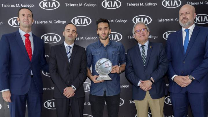 Facundo Campazzo (c), con el premio de jugador más espectacular de la temporada en la Liga Endesa.