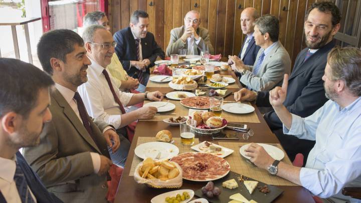 González, Guti, Relaño, Lucio, Roncero, Román, Martínez, Nieto, Garbajosa y Cantón, durante el almuerzo.