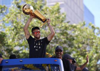 Los Warriors celebran su anillo por las calles de Oakland