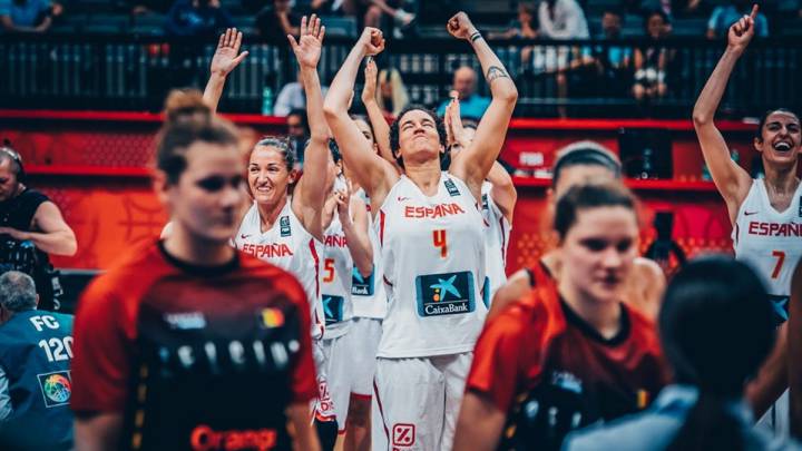 Laura Nicholls celebra la clasificación para la final del Eurobasket femenino.