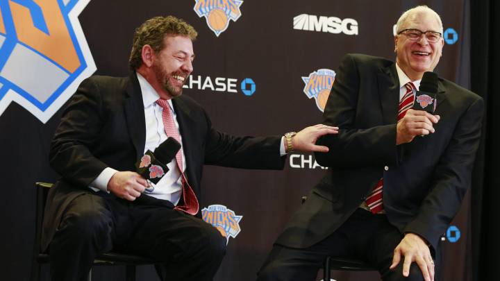 Otros tiempos. James Dolan bromea con Phil Jackson durante su presentación como presidente de los Knicks el 18 de marzo de 2014.