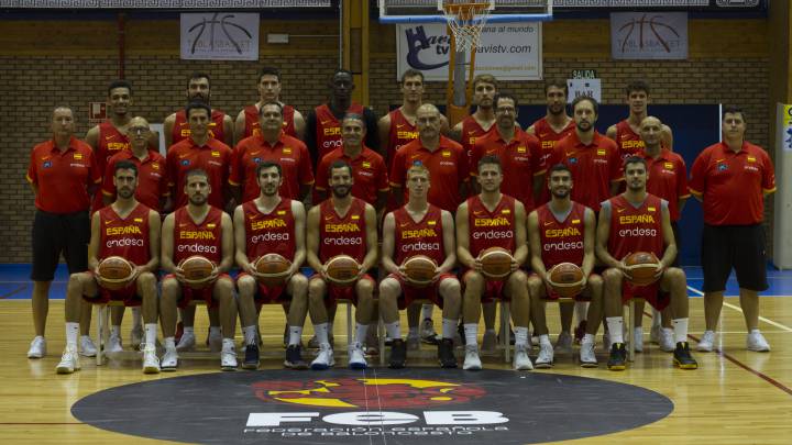 Los 16 jugadores concentrados en Benahavís (Málaga) posan para la foto oficial.