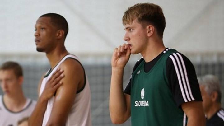 Anthony Randolph y Luka Doncic.