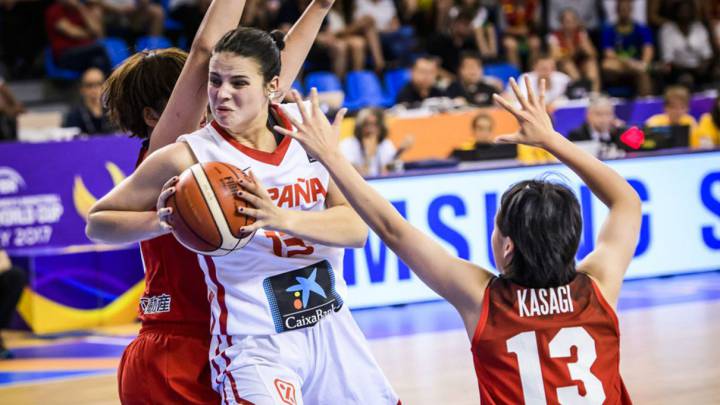 Pugna entre jugadoras de Japón y España en los cuartos de final del Mundial Sub-19 de baloncesto femenino, disputado en Udine (Italia).
