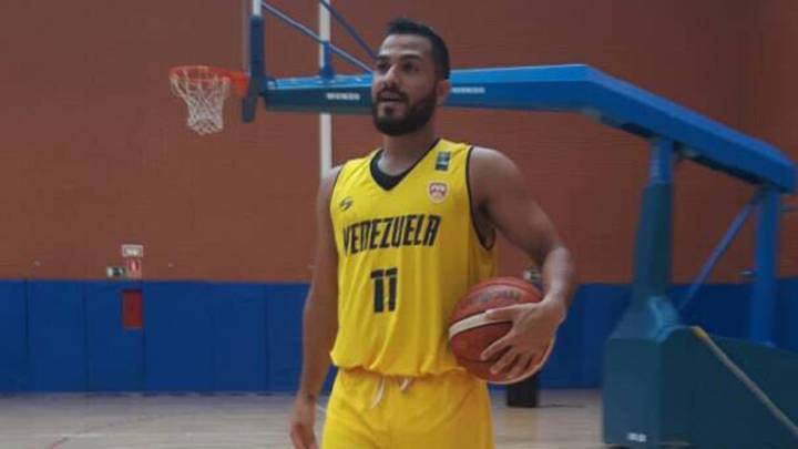 Harold Cazorla durante un entrenamiento de la selección de baloncesto de Venezuela.