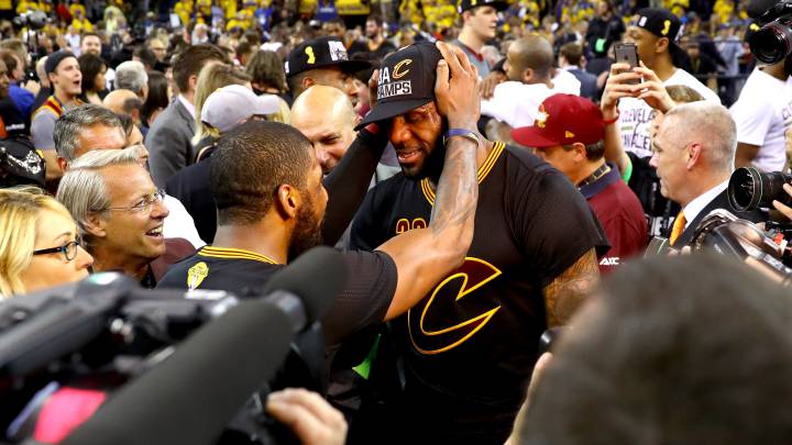 LeBron James y Kyrie Irving, tras ganar el anillo 2016.