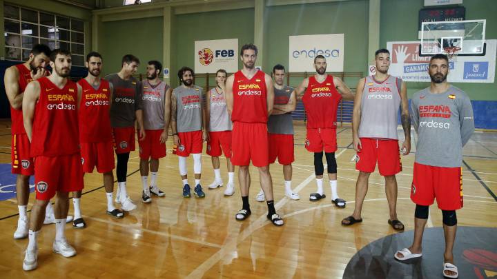 Los jugadores de la selección española de baloncesto durante el entrenamiento llevado a cabo hoy en el polideportivo municipal Triángulo de Oro de Madrid, para preparar el Eurobasket.