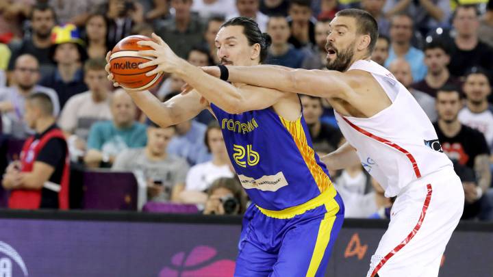 Marc Gasol trata de robar un balón durante el Rumanía-España del Eurobasket.
