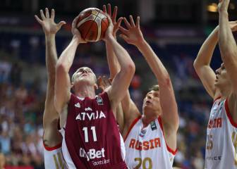 Letonia le roba el liderato a Rusia con una gran remontada