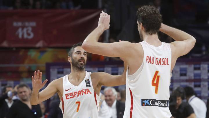 Juan Carlos Navarro saluda a Pau Gasol durante el partido entre España y Rusia del Eurobasket.