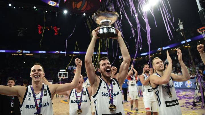 Goran Dragic, con el trofeo del Eurobasket.