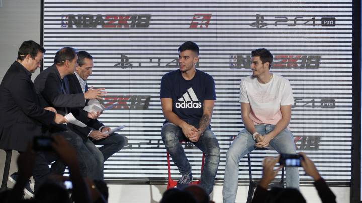 Willy y Juancho Hernangómez durante la presentación del NBA 2K18 junto a Antoni Daimiel, Jorge Quiroga y Sixto Miguel Serrano.
